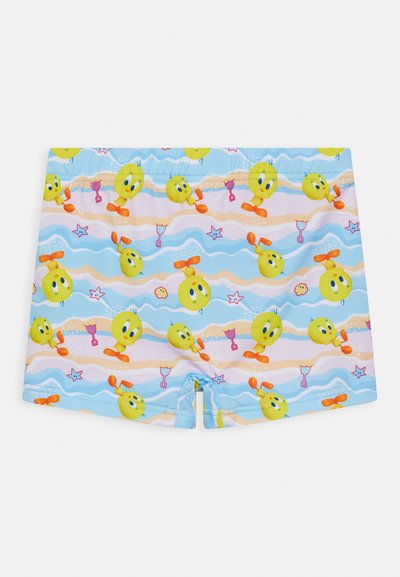 Calções de banho azuis com um padrão de personagens de cartoon coloridos, com pássaros amarelos e ícones de praia divertidos num fundo ondulado.