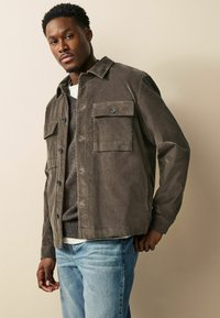 Next REGULAR FIT - MICRO  - Nyári dzseki - taupe
