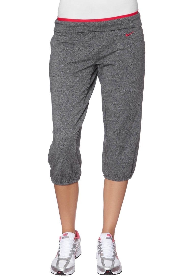 Pantalons capri gris avec une taille élastique comportant une bande intérieure rouge. Fabriqués à partir d'un matériau doux et texturé, avec un motif chiné subtil.