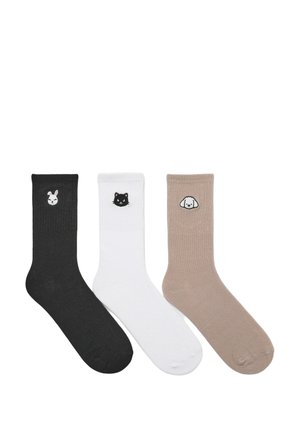 Tre paia di calzini a coste: neri con un design di coniglio, bianchi con un gatto e beige con un cane. Ogni calzino presenta un ricamo di un animale distinto.