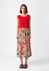 Ivko PRINTED MIDI - Jupe trapèze - coral