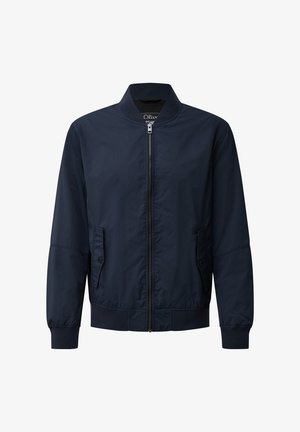 Granatowa bomberka z przednim zamkiem błyskawicznym, stójką, kieszeniami z patkami zapinanymi na guziki oraz ściągaczami na mankietach i u dołu.