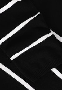 Material textil negru cu dungi albe orizontale. Textură moale, design țesut, cu un manșon ribit la un capăt. Model simplu, detalii minime.
