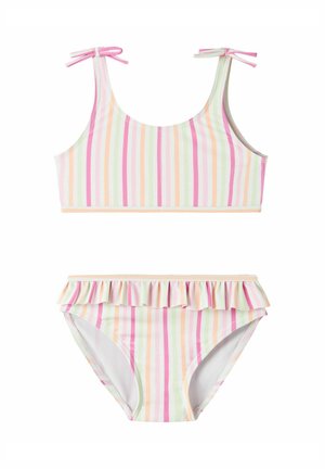Zweiteiliger Badeanzug mit vertikalen pastellfarbenen Streifen in Rosa, Pfirsich, Grün und Weiß; das Oberteil hat Schulterbänder, der Unterteil einen Volantbund.