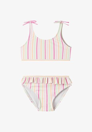 Dwuczęściowy kostium kąpielowy z pionowymi pastelowymi paskami w kolorach różowym, brzoskwiniowym, zielonym i białym; góra z wiązaniami na ramionach, dół z falbaną w pasie.