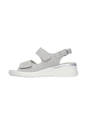 Grau strukturierte Sandalen mit zwei verstellbaren Riemen, einer schlanken weißen Sohle und einem Fersenriemen zur Unterstützung. Dezenter metallischer Akzent an der Ferse.