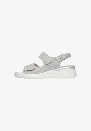 Grijze sandalen met een textuur, voorzien van twee verstelbare riemen, een strak wit zool en een achterriem voor ondersteuning. Subtiele metalen accenten op de hiel.