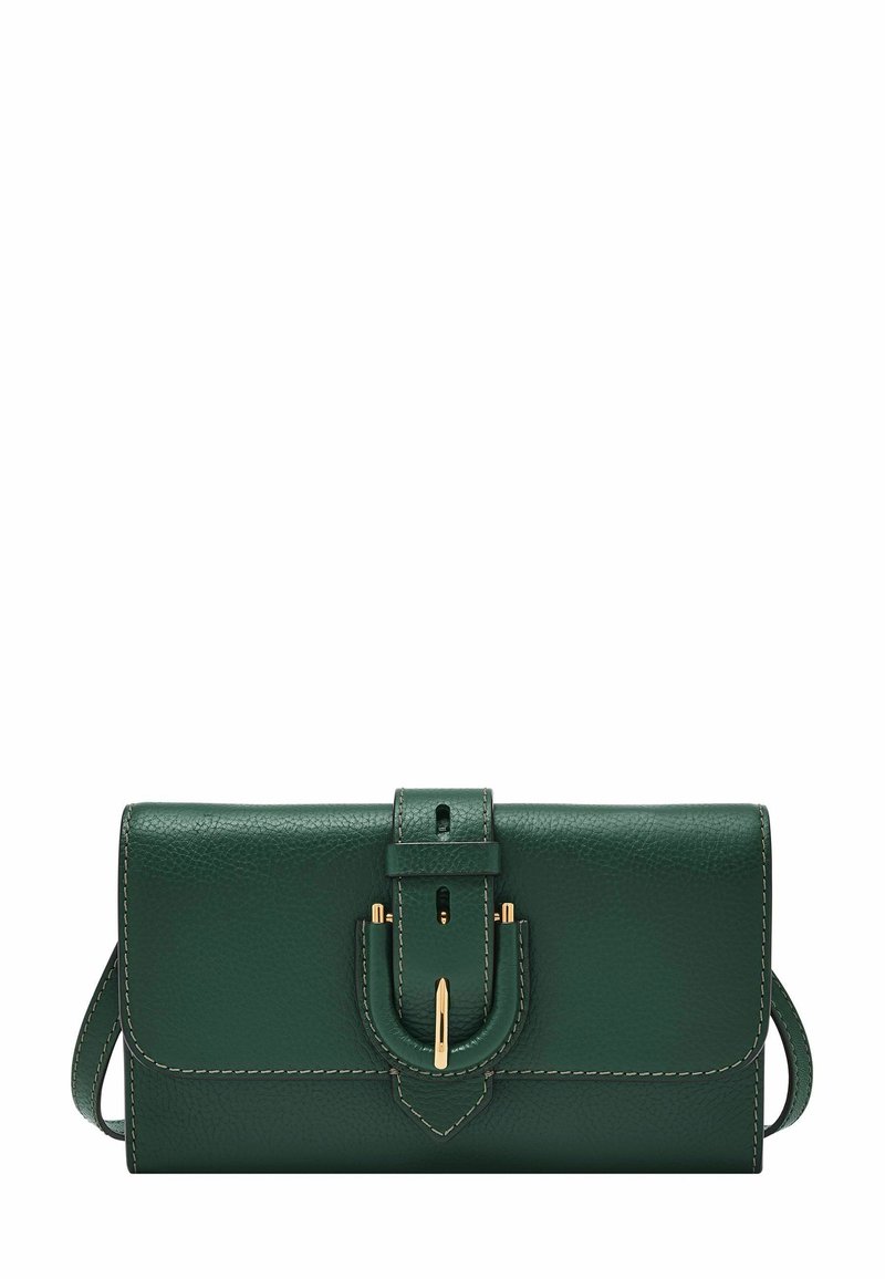 Pochette en cuir vert avec une finition texturée, dotée d'une boucle en ton doré et d'une couture contrastante. Comprend une sangle amovible.