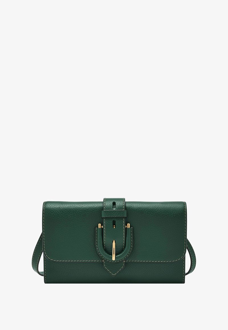 Pochette en cuir vert avec une finition texturée, dotée d'une boucle en ton doré et d'une couture contrastante. Comprend une sangle amovible.