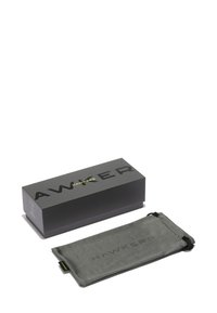 Must black ruudukujuline kast, millel on põletatud kuldne tekst "HAWKERS". Kaasas pehme hall mikrokiudkott, millel on nööridega sulgemine ja trükitud logo.