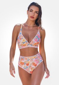 Blumen-Bikini-Set mit rosa Hintergrund und mehrfarbigem Blumenmuster, runder Ausschnitt und hochgeschnittenem Höschen.