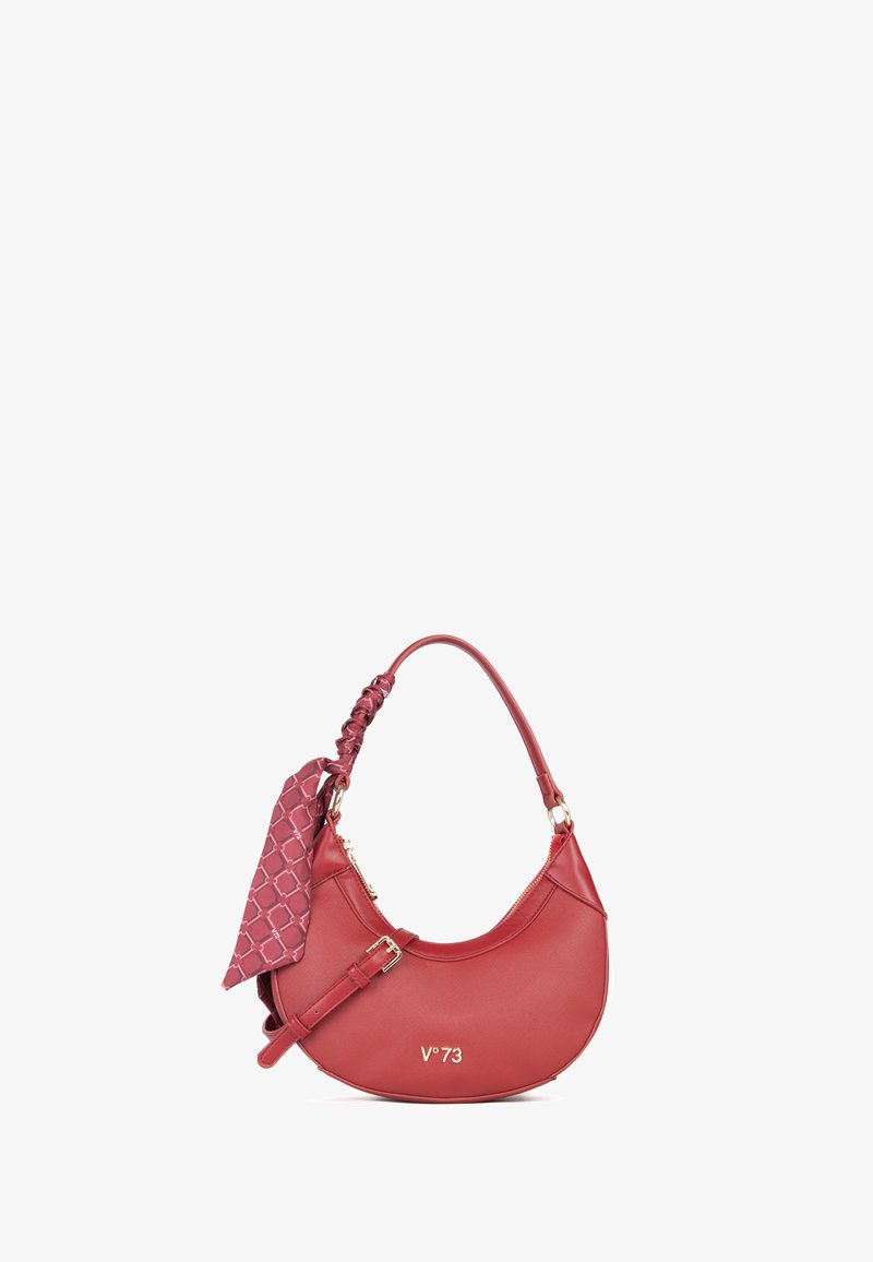 Borsa a mano rossa in pelle con forma curva, hardware dorato e tracolla intrecciata. Una sciarpa decorata adorna il manico.