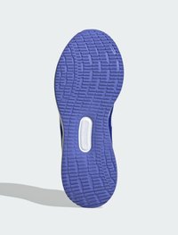 Semelle de chaussure en caoutchouc violet, présentant un motif de semelle texturé pour une meilleure adhérence, avec une semelle intermédiaire blanche et une rainure centrale pour plus de flexibilité.