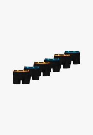Satz von sechs schwarzen Boxershorts mit elastischen Bündchen in Orange und Blau sowie "PUMA"-Logo. Glatter Stoff und figurbetontes Design.