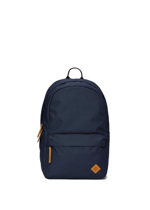 Mochila azul marino con una textura suave, bolsillo delantero con cremallera y detalles en cuero color marrón. Presenta un logo en forma de diamante en la parte frontal inferior.
