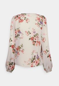 Blusa floral com mangas longas, base em bege claro e um padrão floral multicolorido com detalhes em rosa, roxo e verde.