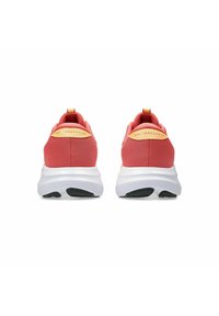 Par de zapatillas de running color rosa coral con suelas blancas, vistas desde la parte posterior, con la marca "Gel-Excite 11" en las lengüetas del talón.