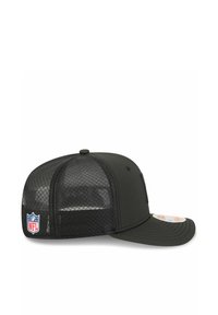 Schwarze Kappe mit solidem Vorderteil und Netzrücken. Enthält ein NFL-Logo-Patch. Vorgebogener Schirm und verstellbarer Riemen hinten.