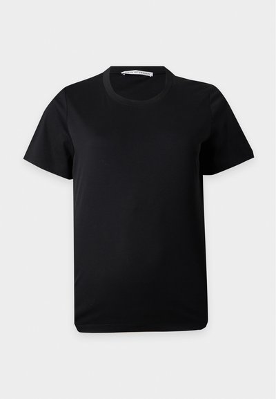Μαύρο απλό κοντομάνικο T-shirt με στρογγυλή λαιμόκοψη, τοποθετημένο επίπεδα σε λευκό φόντο με ορατή ετικέτα μάρκας μέσα στο γιακά.