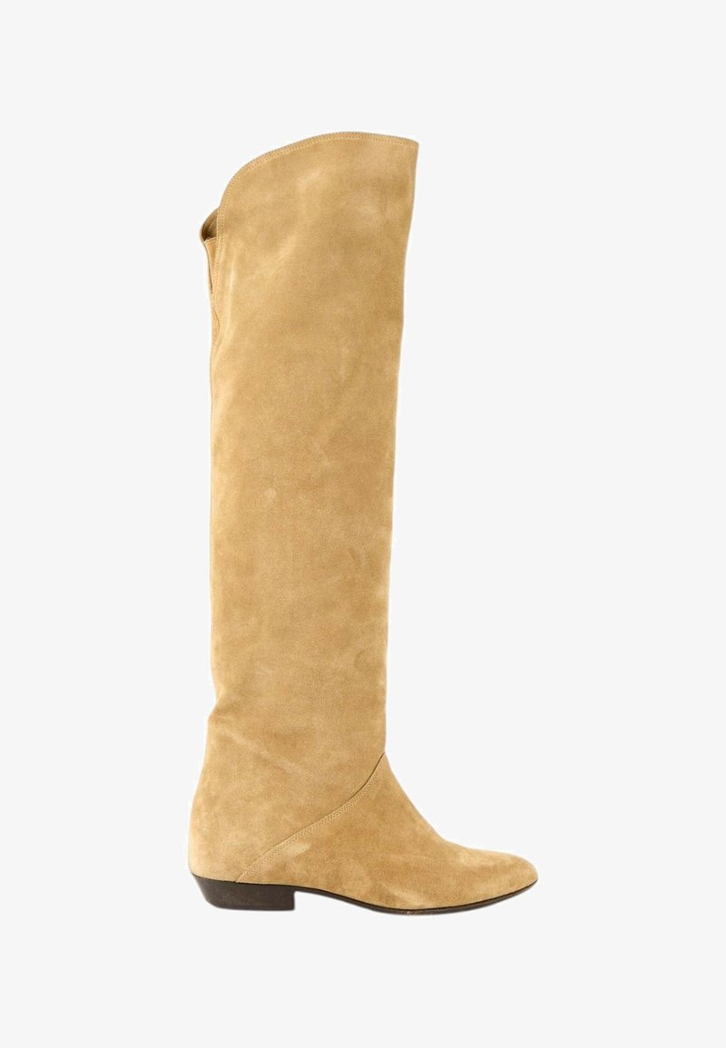 Botte haute en daim beige avec talon plat et bout arrondi, conçue pour couvrir jusqu'au genou.