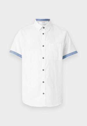 Chemise blanche à manches courtes avec un col boutonné, mettant en avant des accents bleus sur les poignets et le col, ainsi qu'une poche sur le devant. Fabriquée en tissu léger.