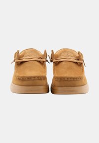 Chaussures en cuir suédé beige avec un bout rond, un laçage et des coutures contrastées. Dotées d'une semelle en caoutchouc pour une meilleure adhérence et un confort accru.