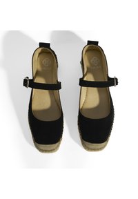 Schwarze Wildleder-espadrilles mit runder Zehe, Knöchelriemen und Jute-ähnlicher Sohle. Das Innere verfügt über ein beiges Futter und ein eingeprägtes Logo.
