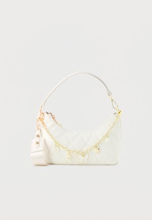 Petit sac à main blanc matelassé avec une poignée courte, chaîne dorée ornée de breloques en forme de cœur, papillon, fleur et perle, et une bandoulière amovible.