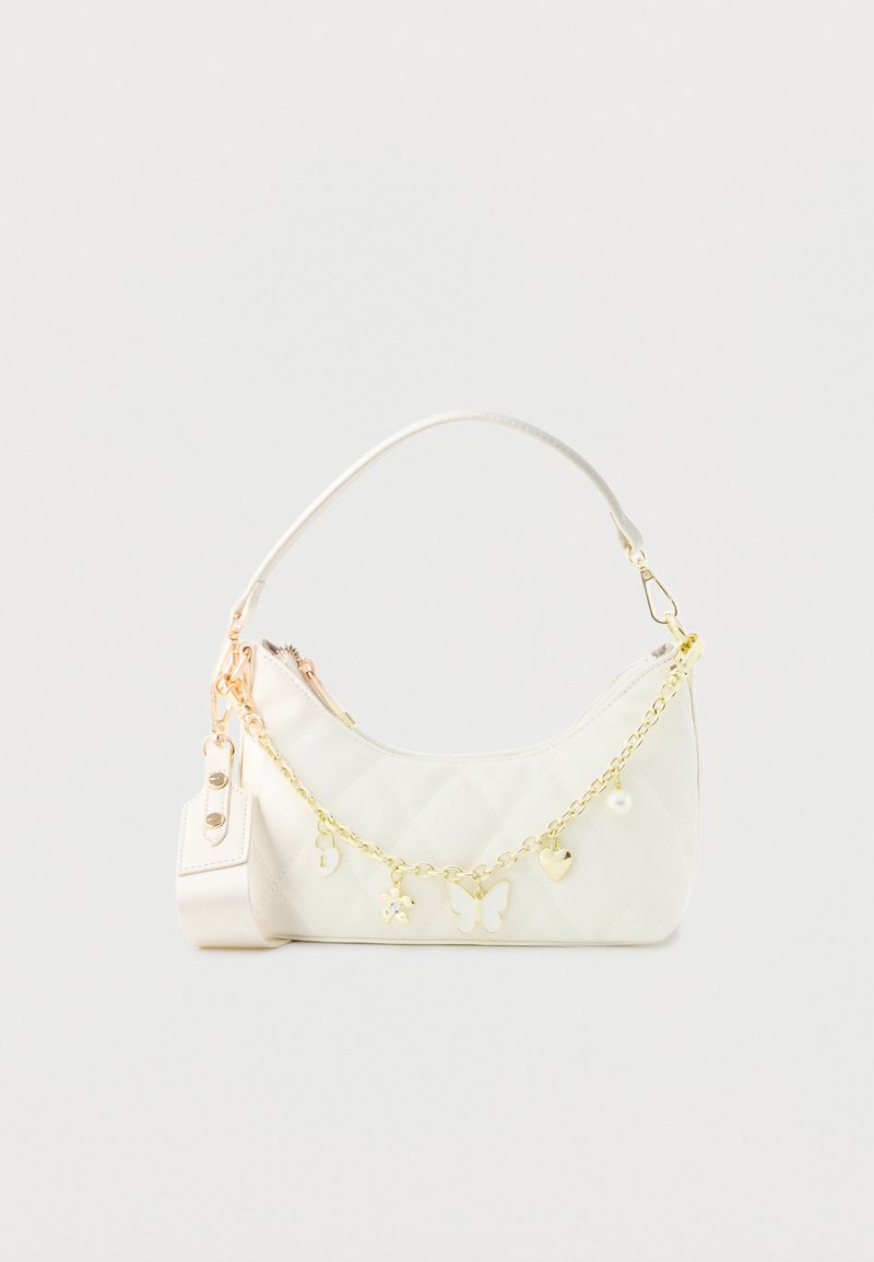 Petit sac à main blanc matelassé avec une poignée courte, chaîne dorée ornée de breloques en forme de cœur, papillon, fleur et perle, et une bandoulière amovible.