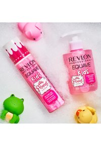 Revlon Equave Kids utredende balsam og sjampo, begge i rosa flasker med lekne design, omgitt av bobler og fargerike badetøy.