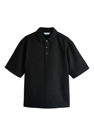 Sort kortærmet polo med tre knapper og et tekstureret stofmønster, vist på en hvid baggrund.