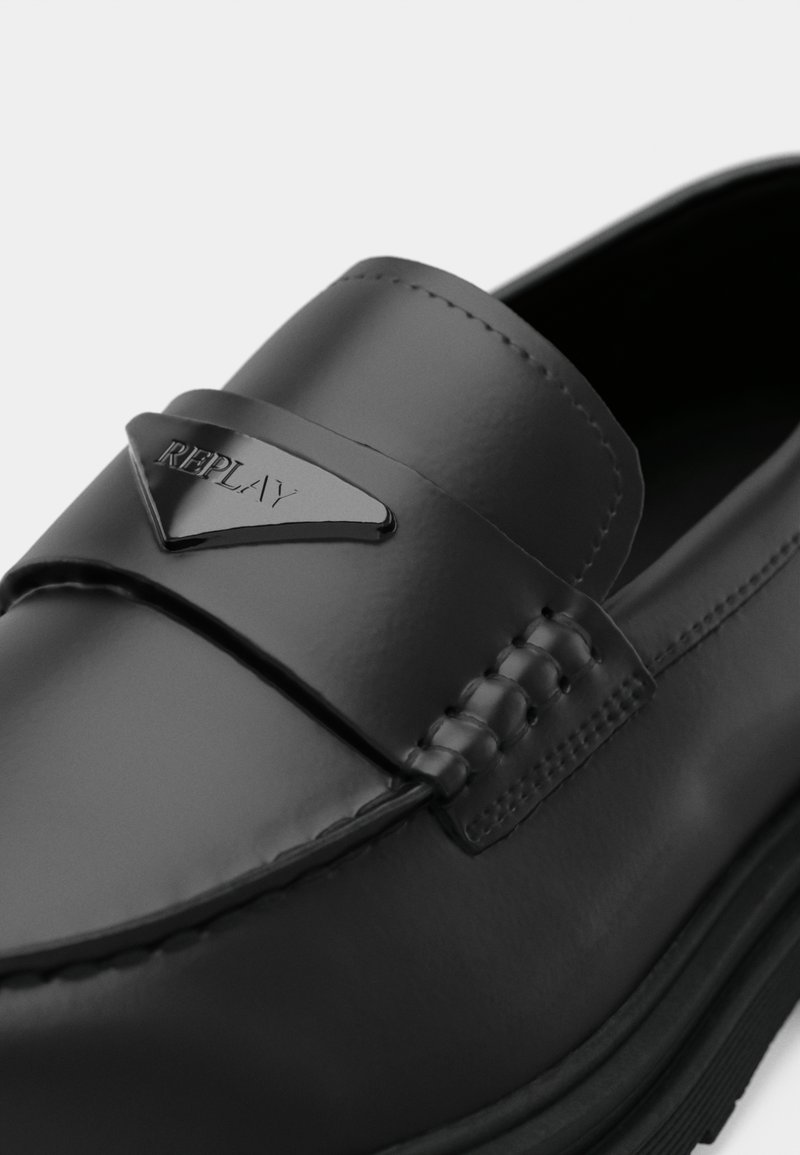 Mocassino in pelle nera con finitura lucida, dotato di un design cucito, una fascia centrale e un accento in logo argentato.