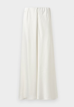 Bílá široká sukně z hladkého materiálu s elastickým pasem; obsahuje minimální švy a žádné další vzory nebo detaily.