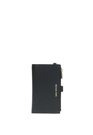 Portafoglio in pelle nera testurizzata con chiusura a zip, hardware dorato e logo impresso sul fronte. Forma rettangolare con profilo sottile.