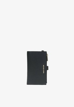 Portafoglio in pelle nera testurizzata con chiusura a zip, hardware dorato e logo impresso sul fronte. Forma rettangolare con profilo sottile.