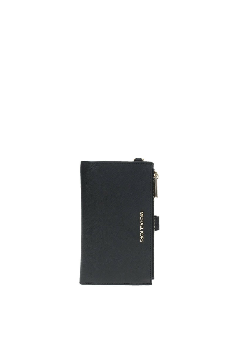 Portafoglio in pelle nera testurizzata con chiusura a zip, hardware dorato e logo impresso sul fronte. Forma rettangolare con profilo sottile.