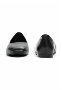 Czarne skórzane baleriny z zaokrąglonym noskiem i minimalistycznym designem. Posiadają mały obcas oraz subtelny złoty akcent z tyłu.