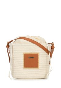 Crème handgeweven handtas met een tan leren hengsel en een vierkante leren patch. Trekkoordsluiting met een stoffen voering. Gestructureerde vorm.
