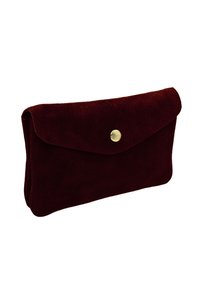 Pochette en suède bourgogne avec un rabat plié, dotée d'une fermeture à pression métallique et d'une texture lisse, idéale pour transporter de petits objets.