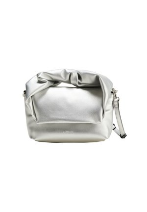 Blød sølvfarvet metallic håndtaske med en rynket topstrop og aftagelig skulderrem, der har et lille brandlogo foran.