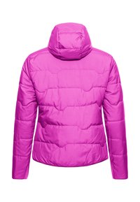 Felroze doorgestikte jas met capuchon, gezien van achteren op een witte achtergrond.