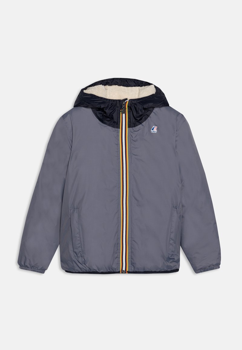 Giacca imbottita grigia con cappuccio blu navy, foderata in pile. Presenta una cerniera multicolore e tasche laterali. Logo ricamato sul petto.