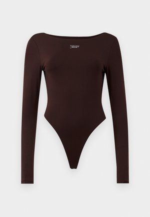 Ruda ilga suknelė-be-kaklo su thong tipo kirpimu. Pagaminta iš lygaus, tamprumo audinio. Papuošta maža logo ant krūtinės.