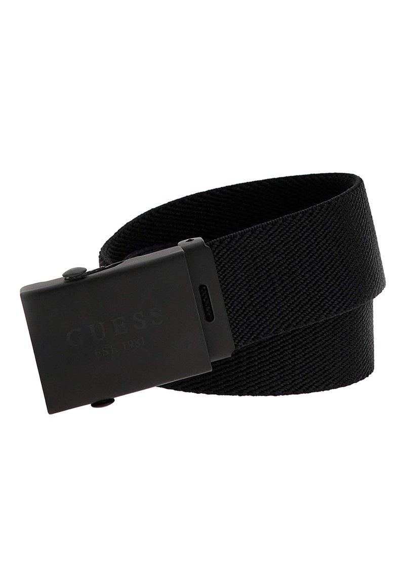 Ceinture en tissu noir avec une surface texturée et une boucle métallique rectangulaire portant le nom de la marque "GUESS" gravé en lettres noires.