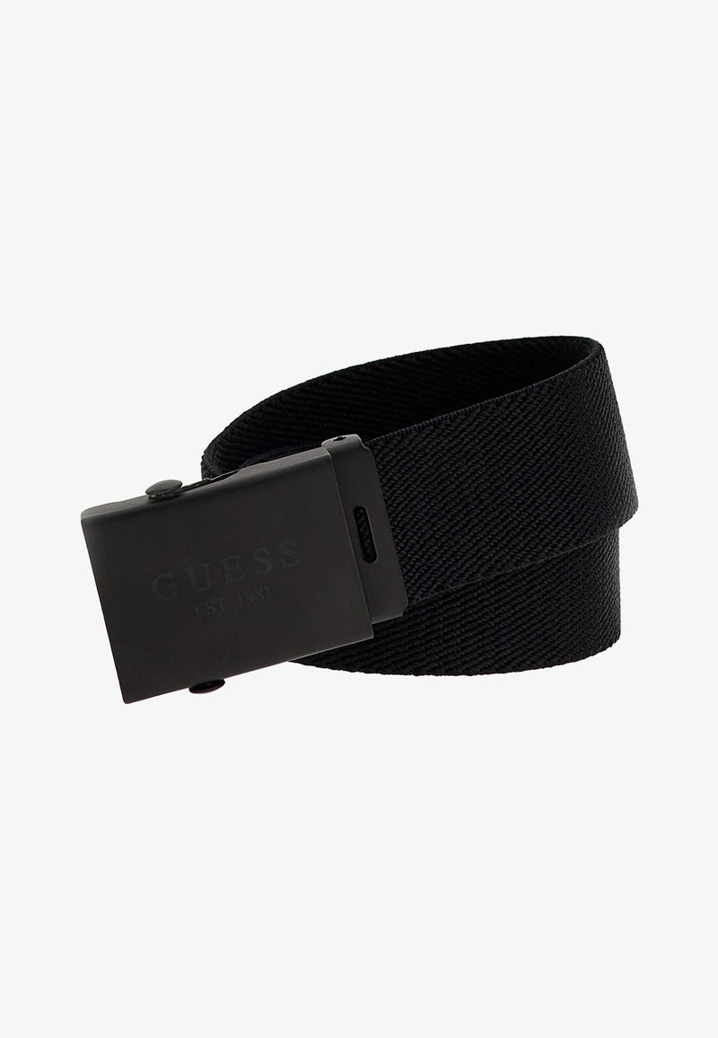 Ceinture en tissu noir avec une surface texturée et une boucle métallique rectangulaire portant le nom de la marque "GUESS" gravé en lettres noires.