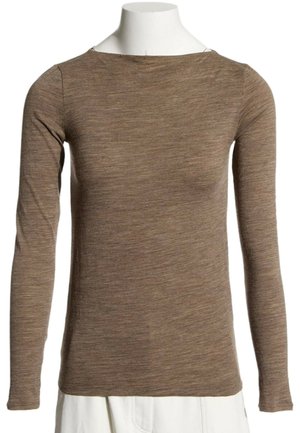 Chemise marron ajustée à manches longues avec un col rond, présentée sur un torse de mannequin blanc, assortie à un pantalon blanc.