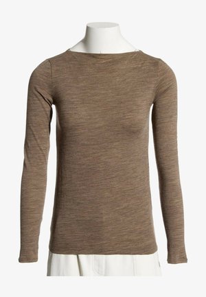 Chemise marron ajustée à manches longues avec un col rond, présentée sur un torse de mannequin blanc, assortie à un pantalon blanc.