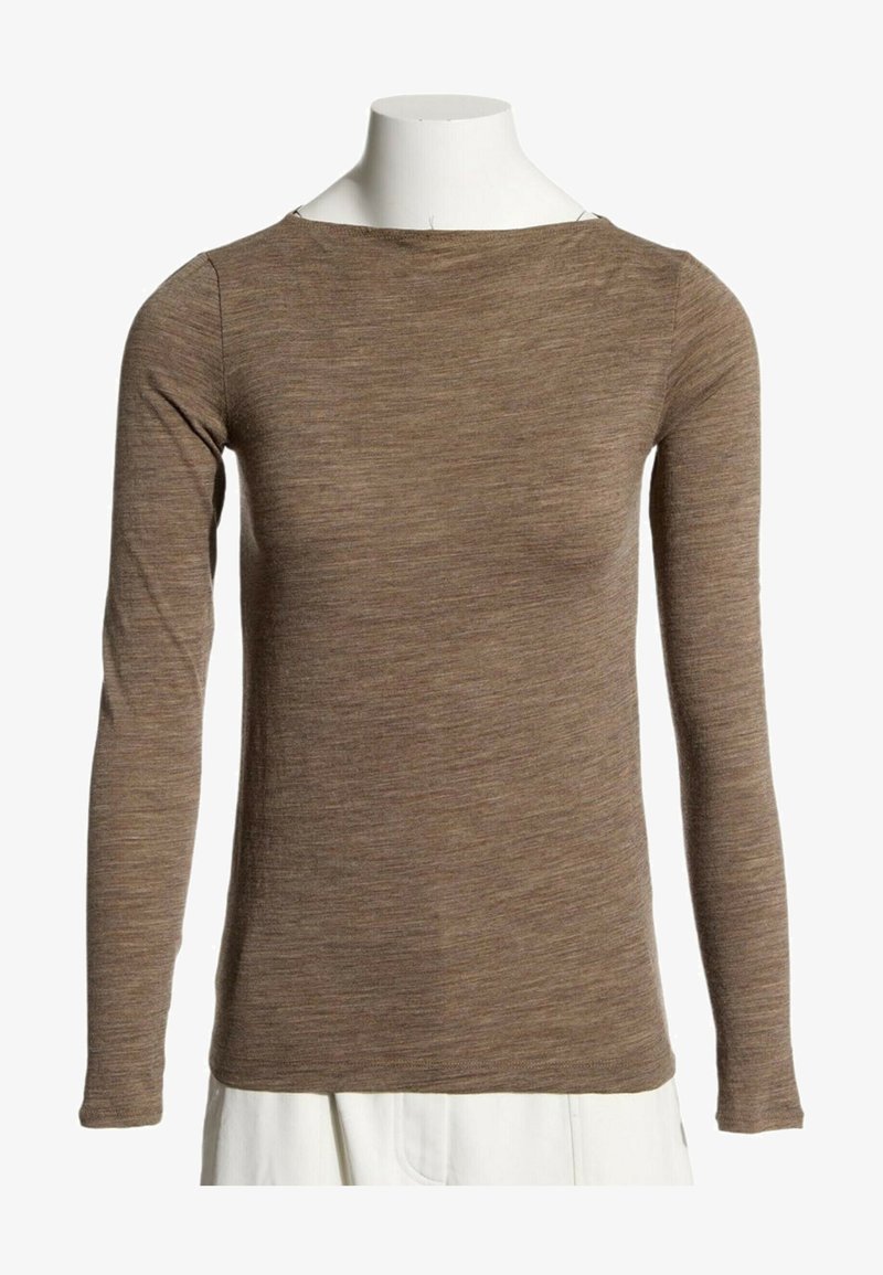 Chemise marron ajustée à manches longues avec un col rond, présentée sur un torse de mannequin blanc, assortie à un pantalon blanc.
