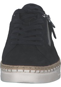 Czarne zamszowe sneakersy z sznurówkami i bocznym zamkiem, z plecioną jutową śródstopą w stylu espadryli oraz gumową podeszwą dla lepszej przyczepności.