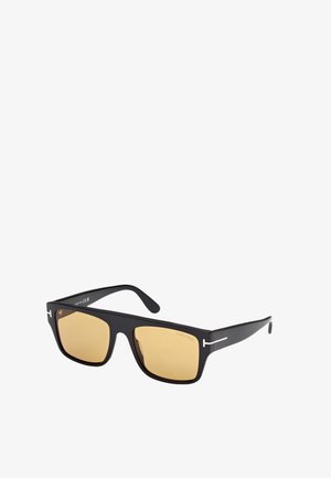 Gafas de sol negras cuadradas con lentes amarillos. Montura de acetato elegante, acentuada con detalles de hardware plateado cerca de las patas, con un diseño minimalista.